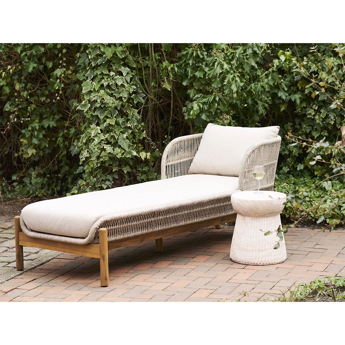 Terracina solseng med beige puter - akasietre | House Nordic