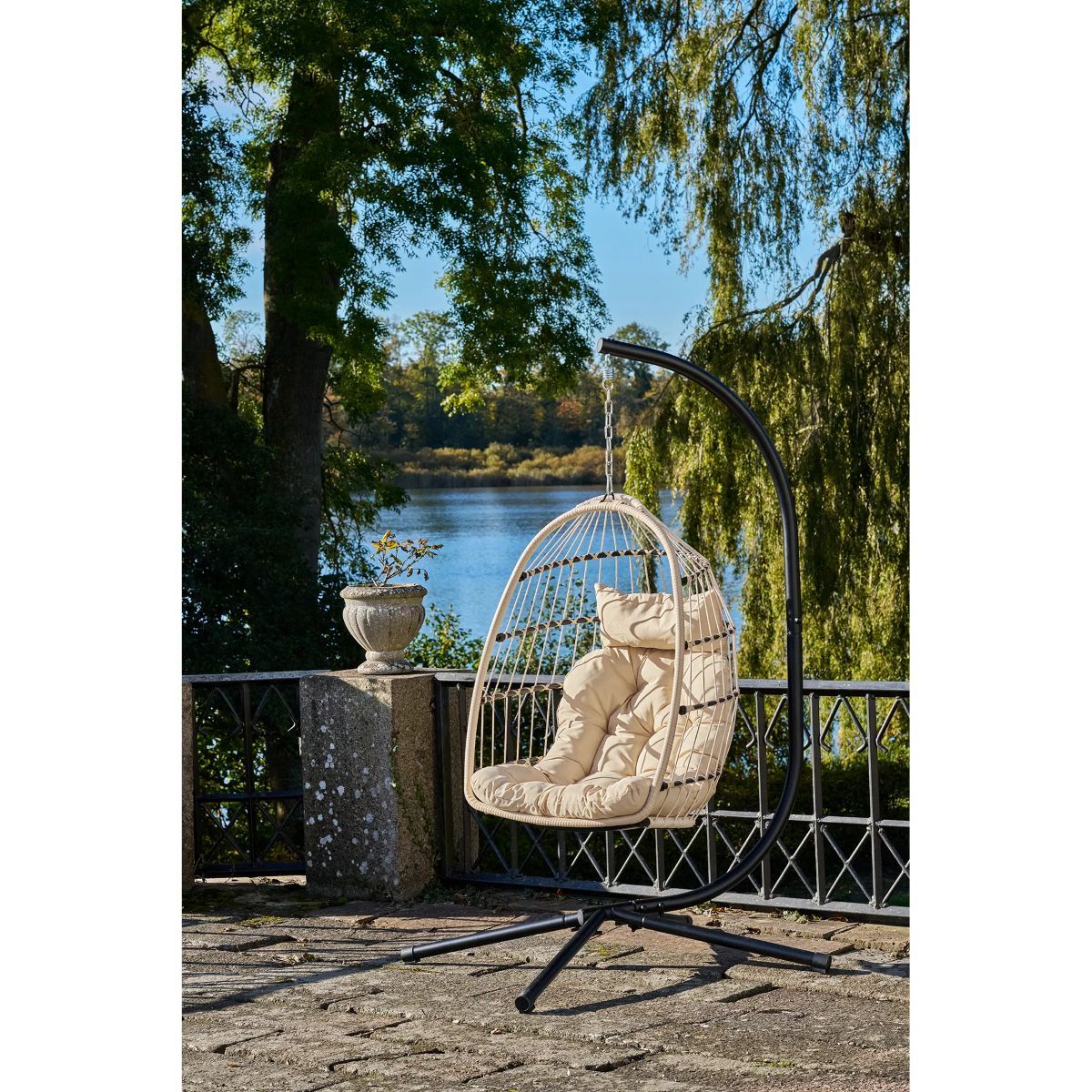Patras hengestol ute – natur | House Nordic