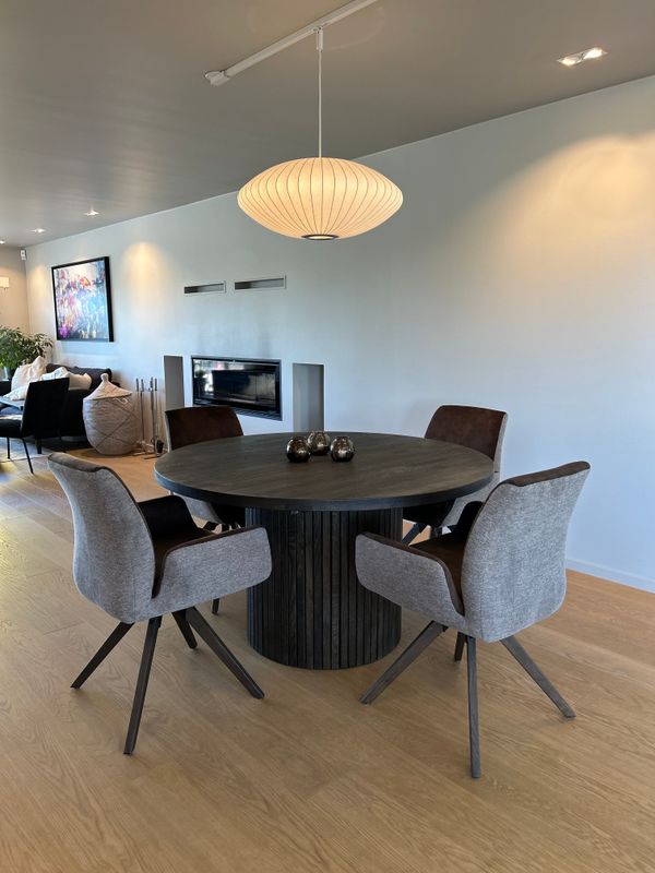 Sophisticate Ø135 Rundt Spisebord heltre røkt eik | med uttrekk